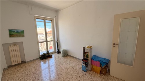Centrale Appartamento di 3 Vani Oltre Acc. e Con Box Auto.